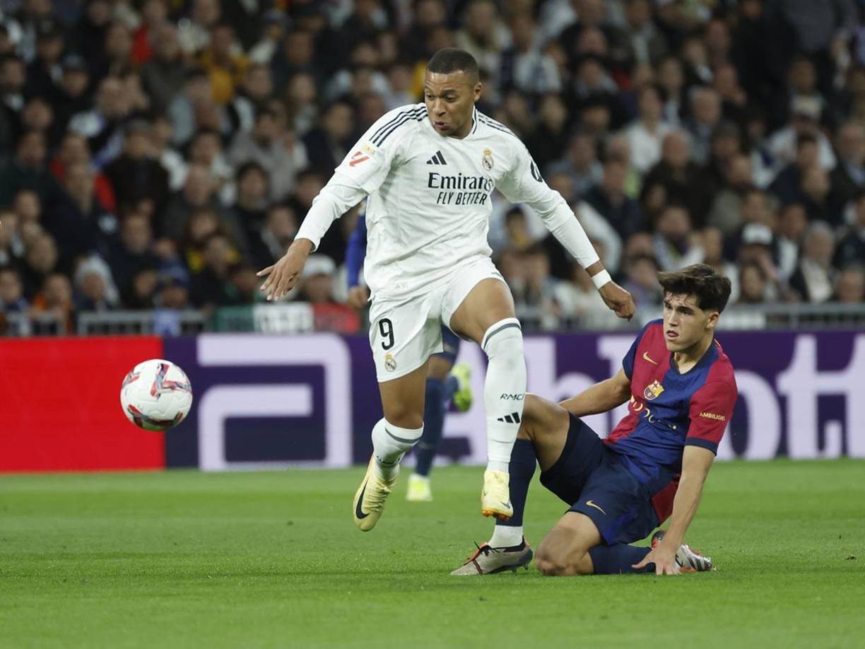 Kylian Mbappé lucha el balón con Pau Cubarsí durante el Clásico.