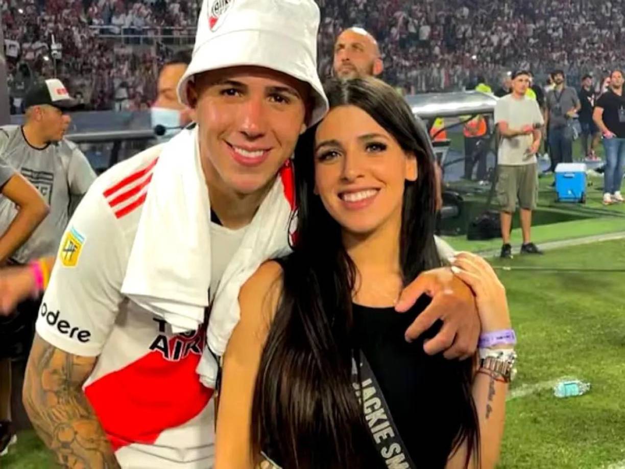El futbolista y la hermosa joven comenzaron a conocerse poco antes de la recordada final de Copa Libertadores que River Plate le ganó a Boca Juniors en el estadio Santiago Bernabéu de Madrid.