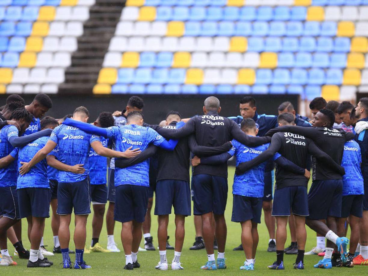 Vistiendo la camiseta del Motagua, James Dixon se encuentra en México en busca de una oportunidad y su porte como futbolista llamó la atención de los periodistas aztecas. 