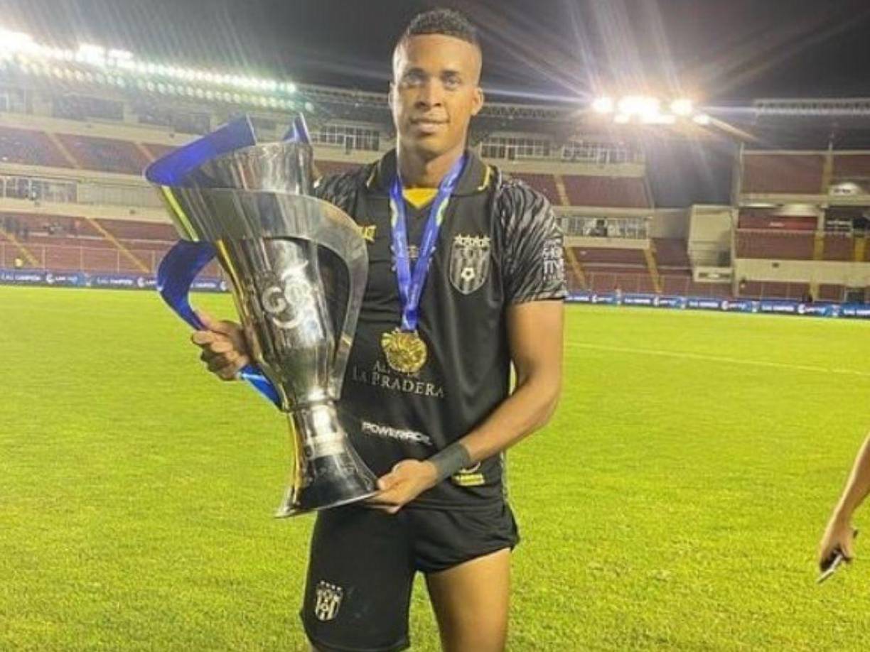 Por su parte, el diario “Crítica” señaló que el padre del joven asesinado dijo en una entrevista que “perdonaba a los homicidas, pero pedía que se entregaran”, y que, además, le exigió a las autoridades “poner alto a tanta violencia”.