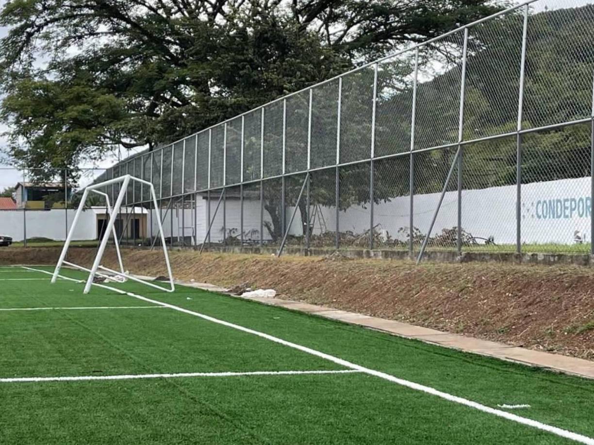 Uno de los detalles específicos es que el estadio Óscar Peralta cuenta con alumbrado para partidos nocturnos, pero de momento no para la Liga Nacional de Honduras. De entrada, quieren jugar de día.