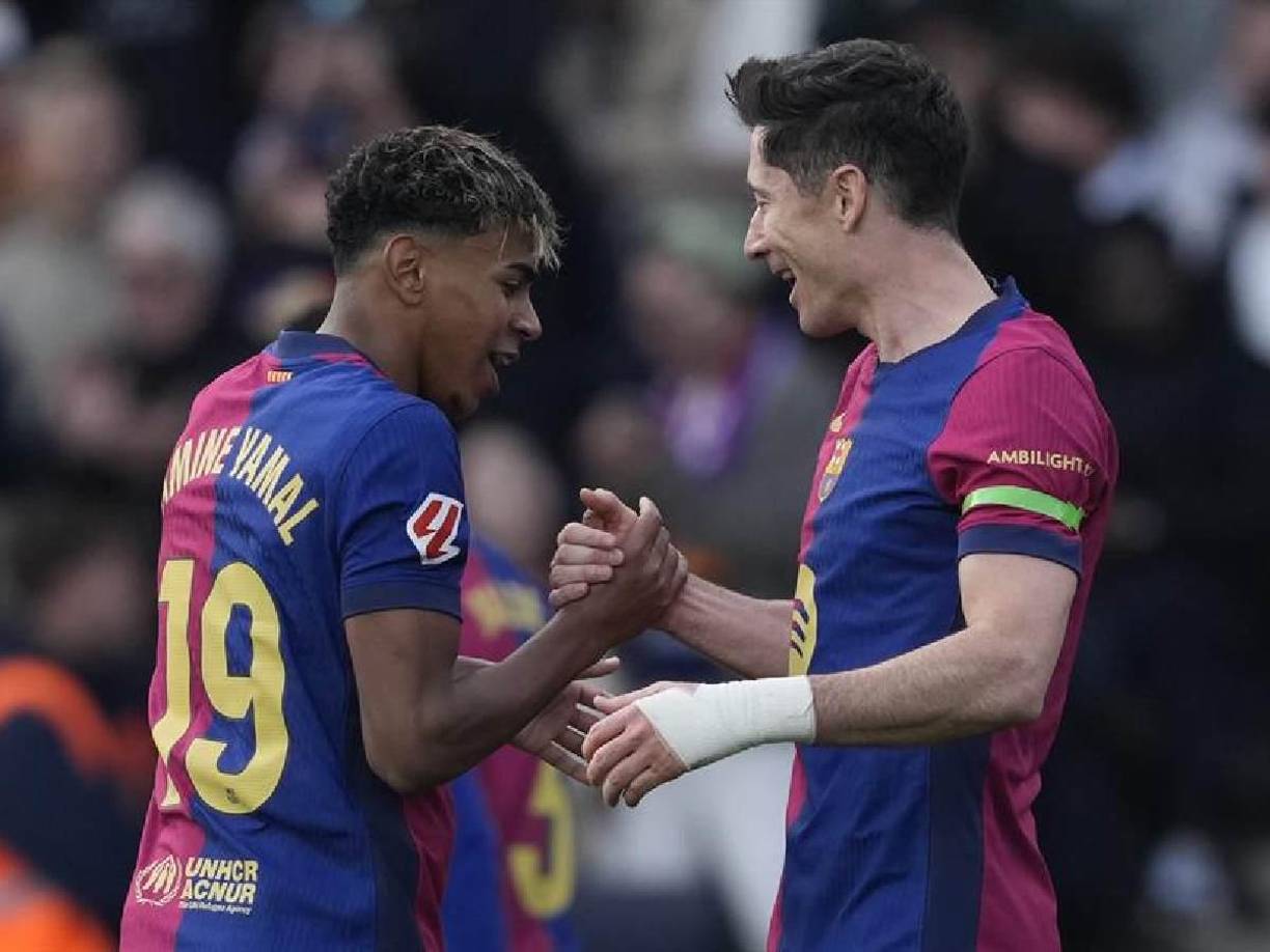 Y por fin abrió la lata. Fue Lewandowski, que minutos antes había avisado con un remate de cabeza que se marchó rozando el palo, quien hizo el 1-0 al remachar al segundo palo la volea de Yamal en el 61.