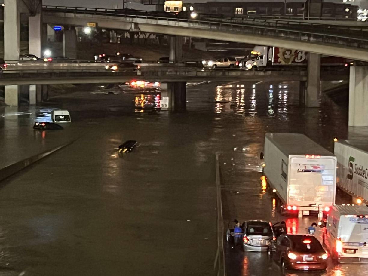 Dallas recibió la lluvia equivalente a tres meses entre la tarde del domingo y la mañana del lunes, con más de 17 centímetros de precipitación, informó CNN.