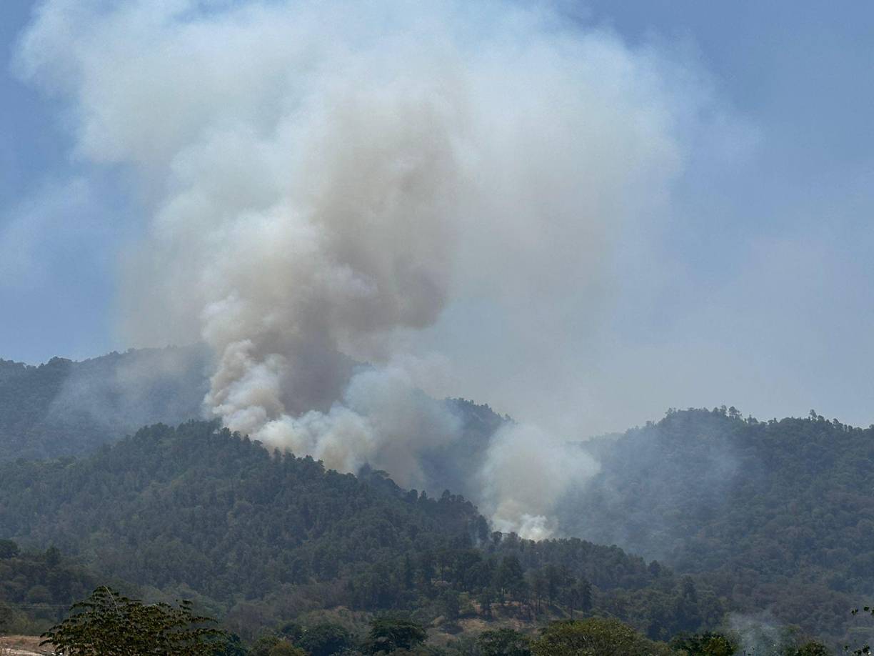 FOTOS: incendio en El Merendón y el cielo se llena de humo