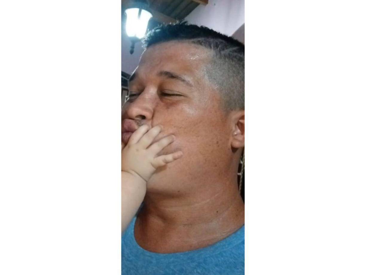 Él se encontraba trabajando cuando los sicarios irrumpieron su negocio.