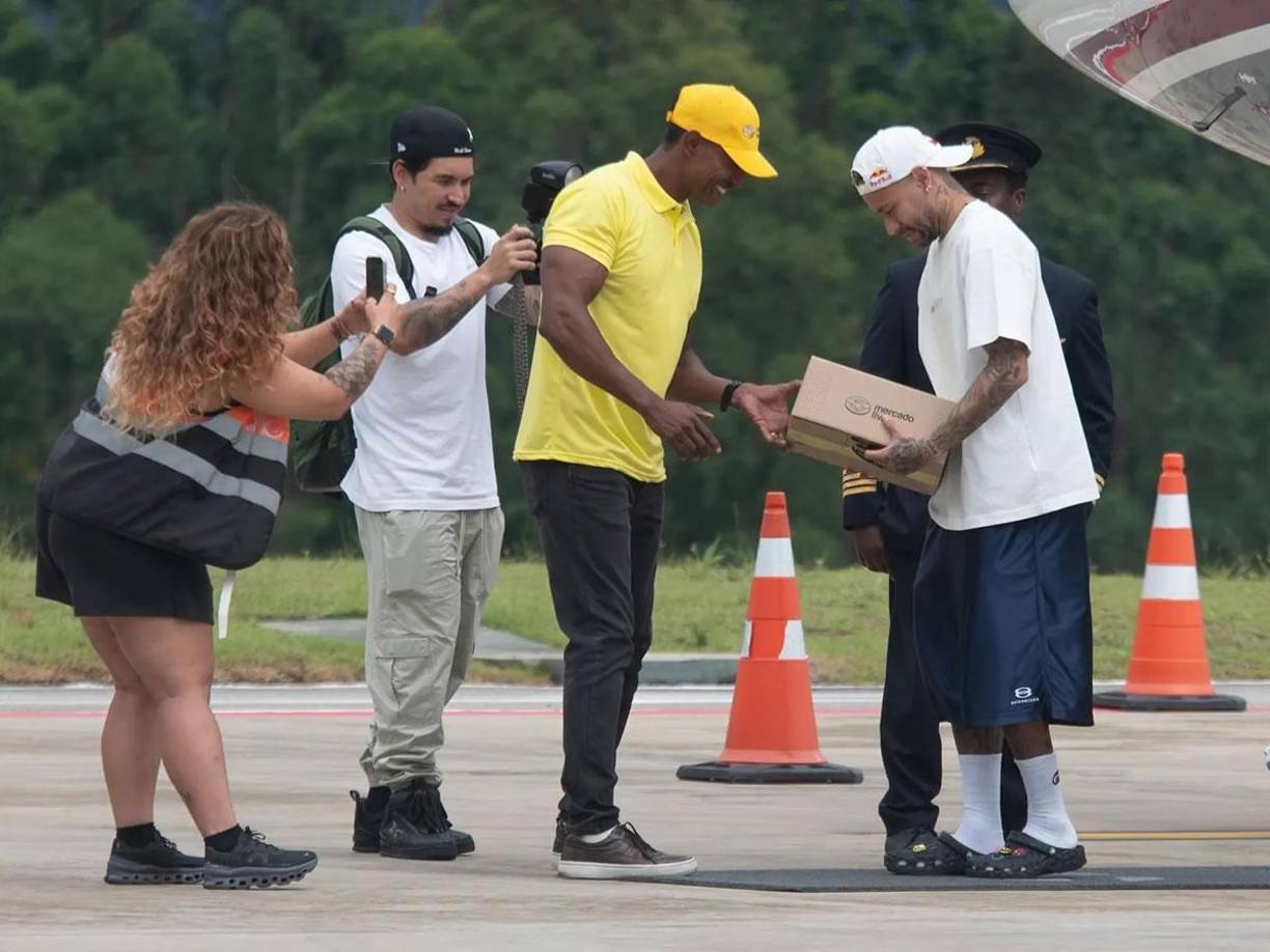 Neymar llegó con un llamativo look a Brasil.