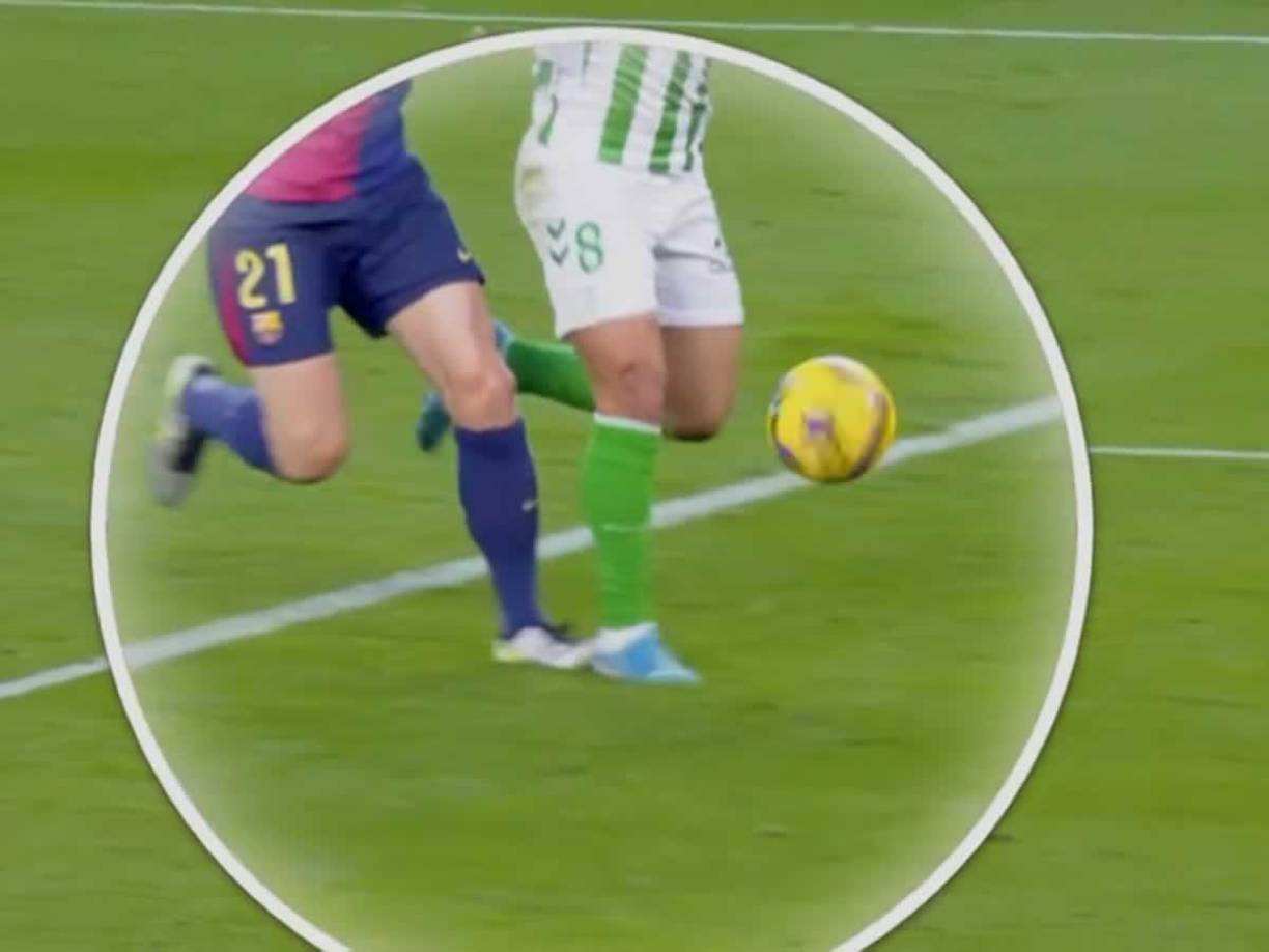El VAR revisó la jugada y se confirmó el penal por este pisotón de Frenkie de Jong sobre Vitor Roque.