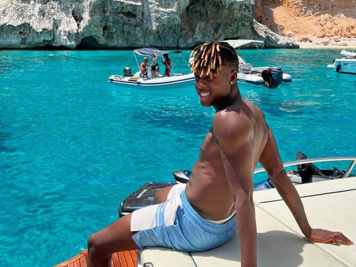 Según el periodista Javi Hoyos, Nico fue captado al lado de la actriz Ester Expósito. 