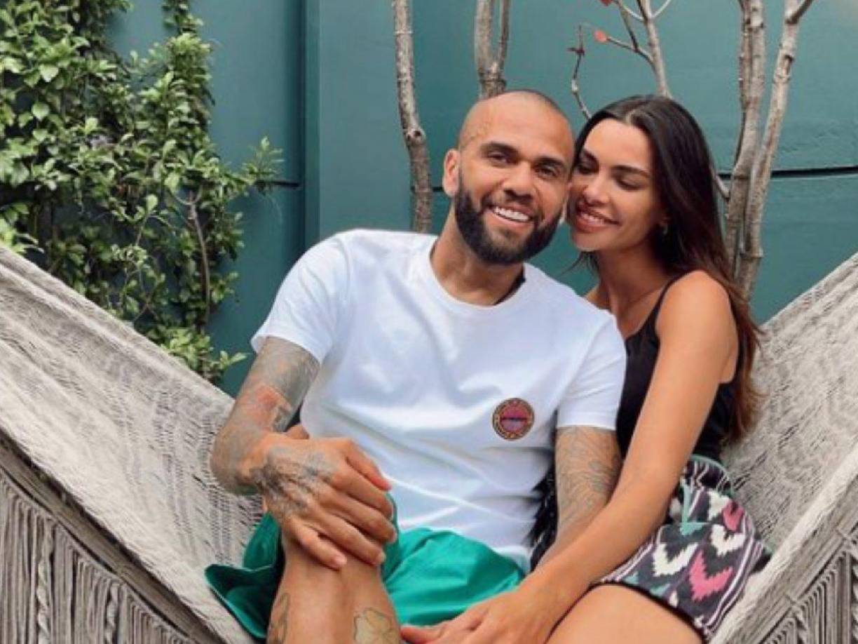 Su esposa Joana Sanz le dio una nueva oportunidad al brasileño Dani Alves. 
