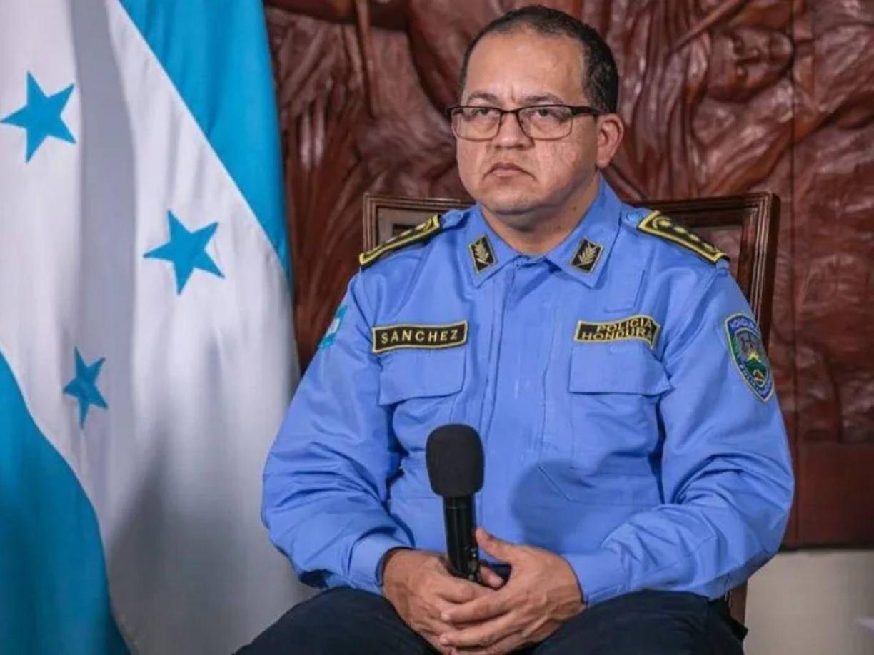 Ha mantenido un pleito permanente con la viceministra de Seguridad, Julissa Villanueva, y se ha dedicado a realizar compras millonarias de logística, con procesos envueltos en la polémica por falta de transparencia.