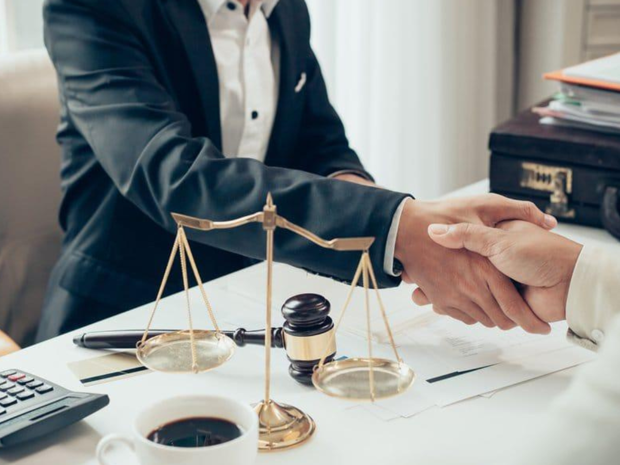 El traspaso de vehículo, es un trámite personal en el cual se debe pagar una tasa de cambio de dueño en cualquier agencia bancaria.