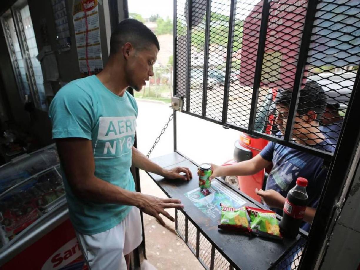 “Estoy acostumbrado a levantarme a las 5:30 de la mañana, la pulpería se abre a las 6:40 y se cierra a las 9:30 de la noche”. La tienda está ubicada en Colonia Lomas en Tegucigalpa.