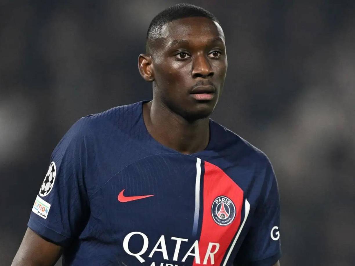 Tremendo lío en el PSG con la salida de Randal Kolo Muani. En el club parisino estaban a punto de formalizar el traspaso del delantero a la Juventus, pero el París Saint Germain se dio cuenta de que ya no podía ceder más jugadores, informa L’Equipe.
