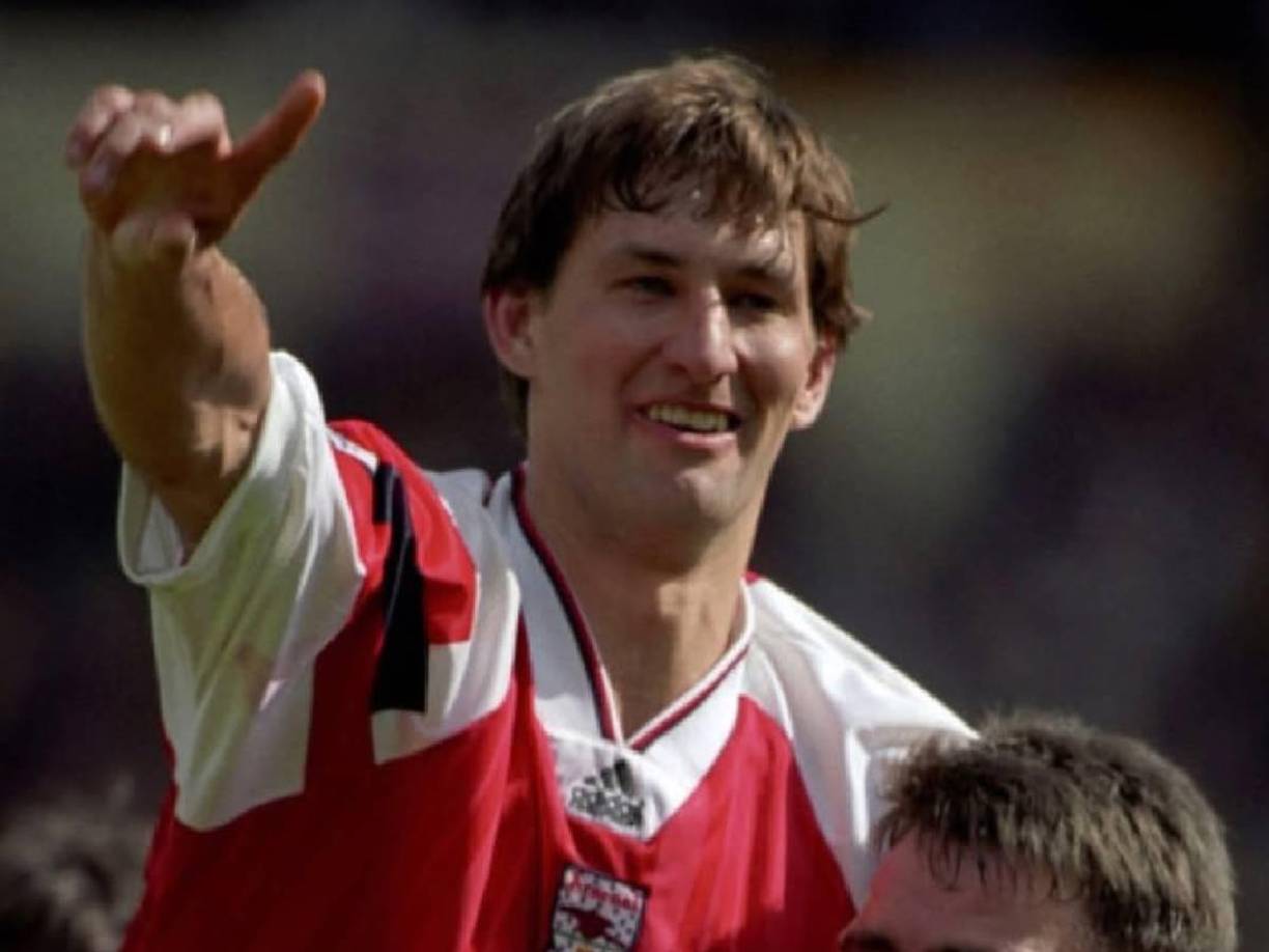 Su alcoholismo le llegó a afectar fuera de los terrenos de juego. Una de las primeras cosas que sufrió fue una caída por unas escaleras, que le ocasionó una herida en la frente de 29 puntos de sutura.