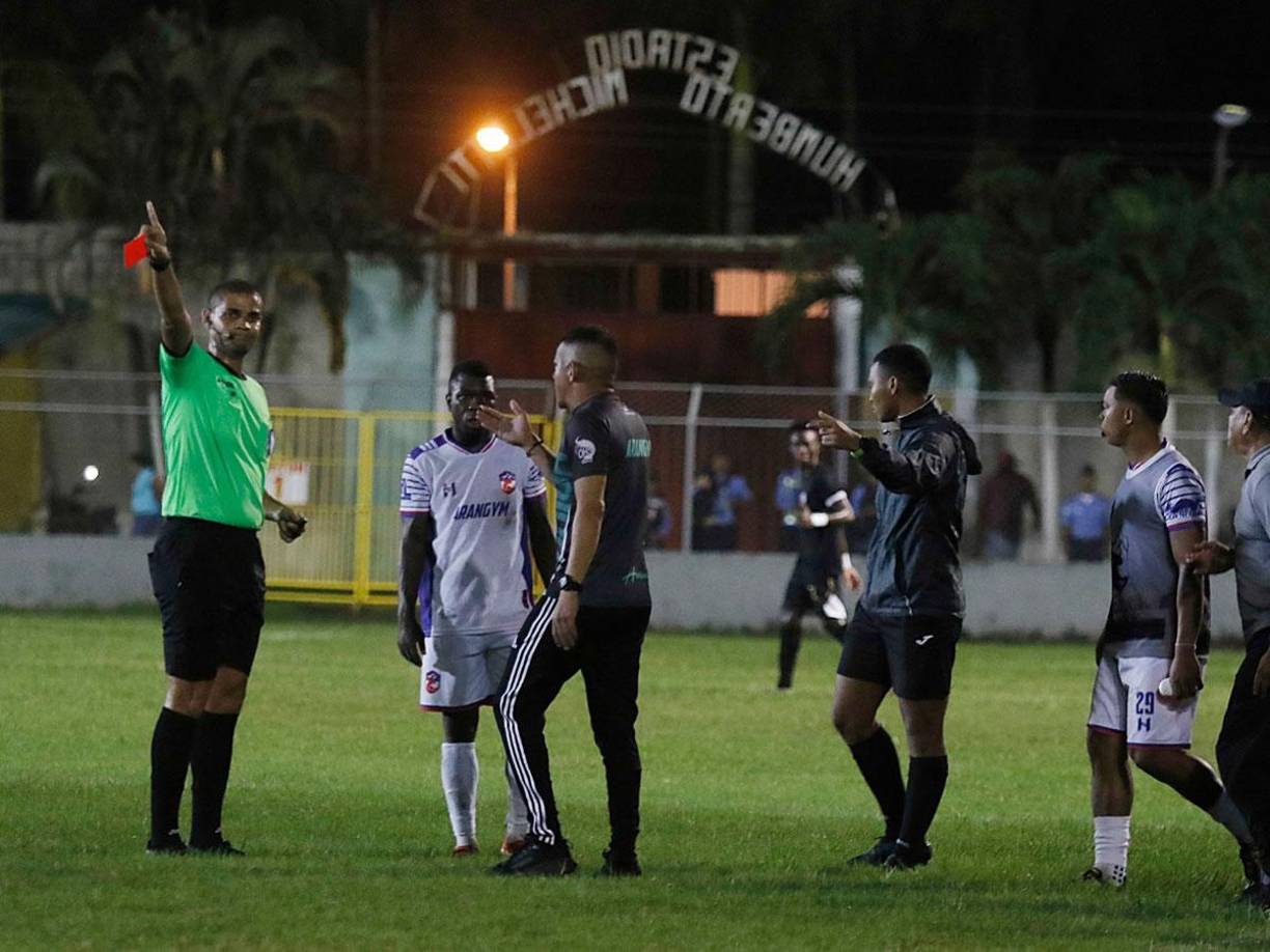 El árbitro del partido, James Lowe, expulsó al preparador físico del Atlético Júnior, Gerson López, en el primer tiempo tras fuertes reclamos.