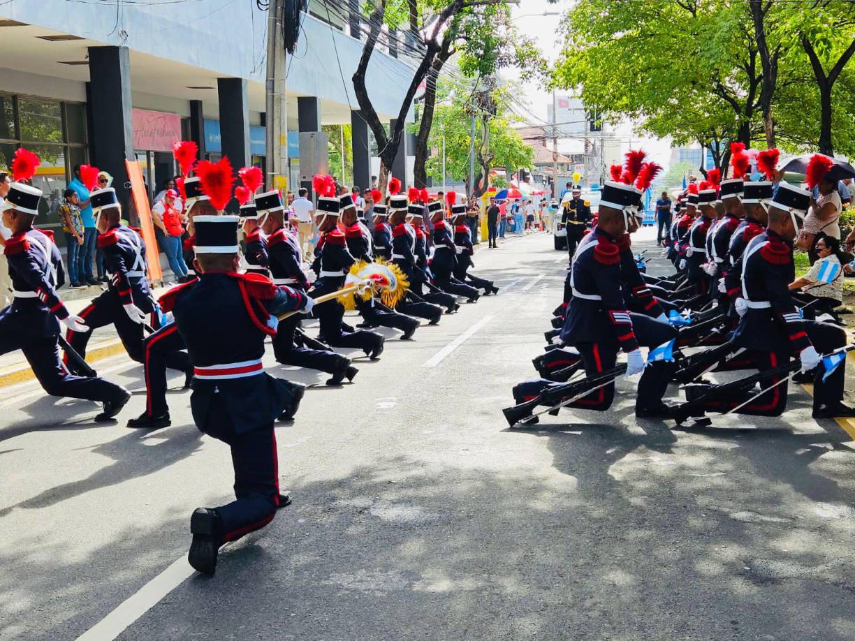 Los cadetes durante la presentación en el bulevar Morazán de San Pedro Sula. 