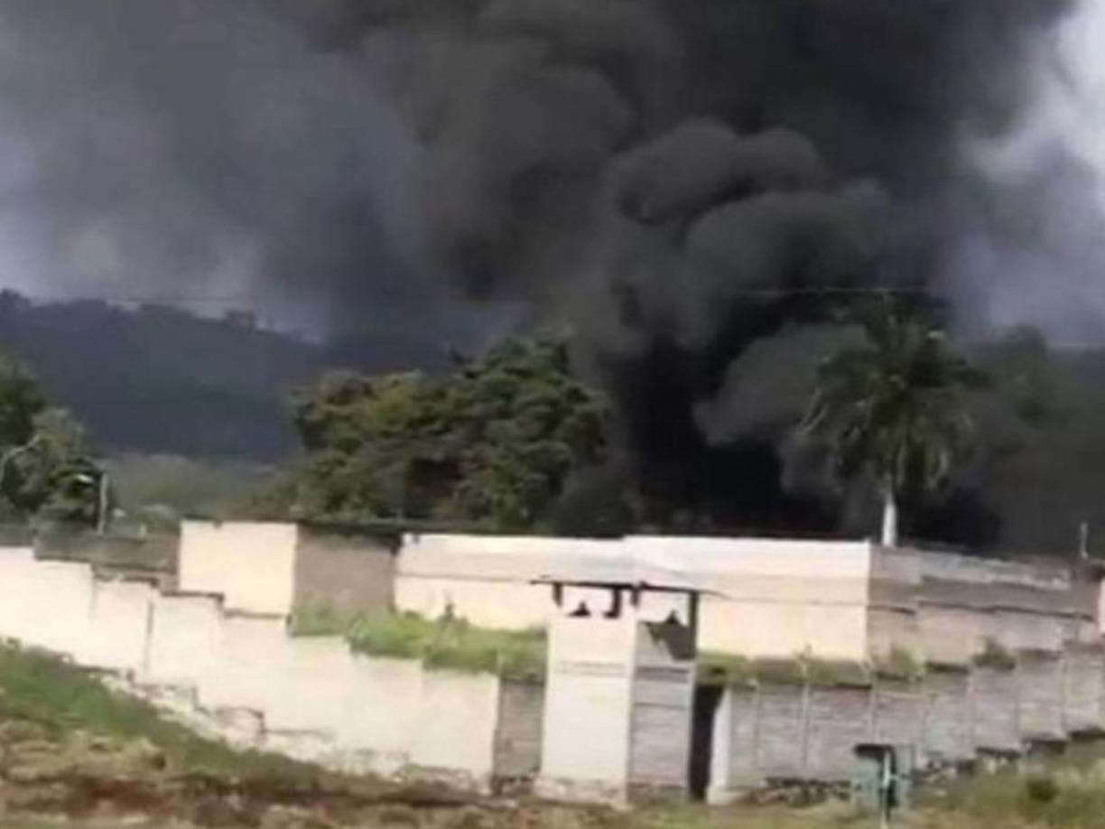 Cinco minutos después se alertó sobre un pavoroso incendio que empezó a propagarse en el interior del anexo a los hogares. Personas que se encontraban en el lugar empezaron a tomar imágenes y vídeos de la nube de humo y fue así como los hondureños comenzaron a enterarse de la tragedia que ya le daba la vuelta al mundo.