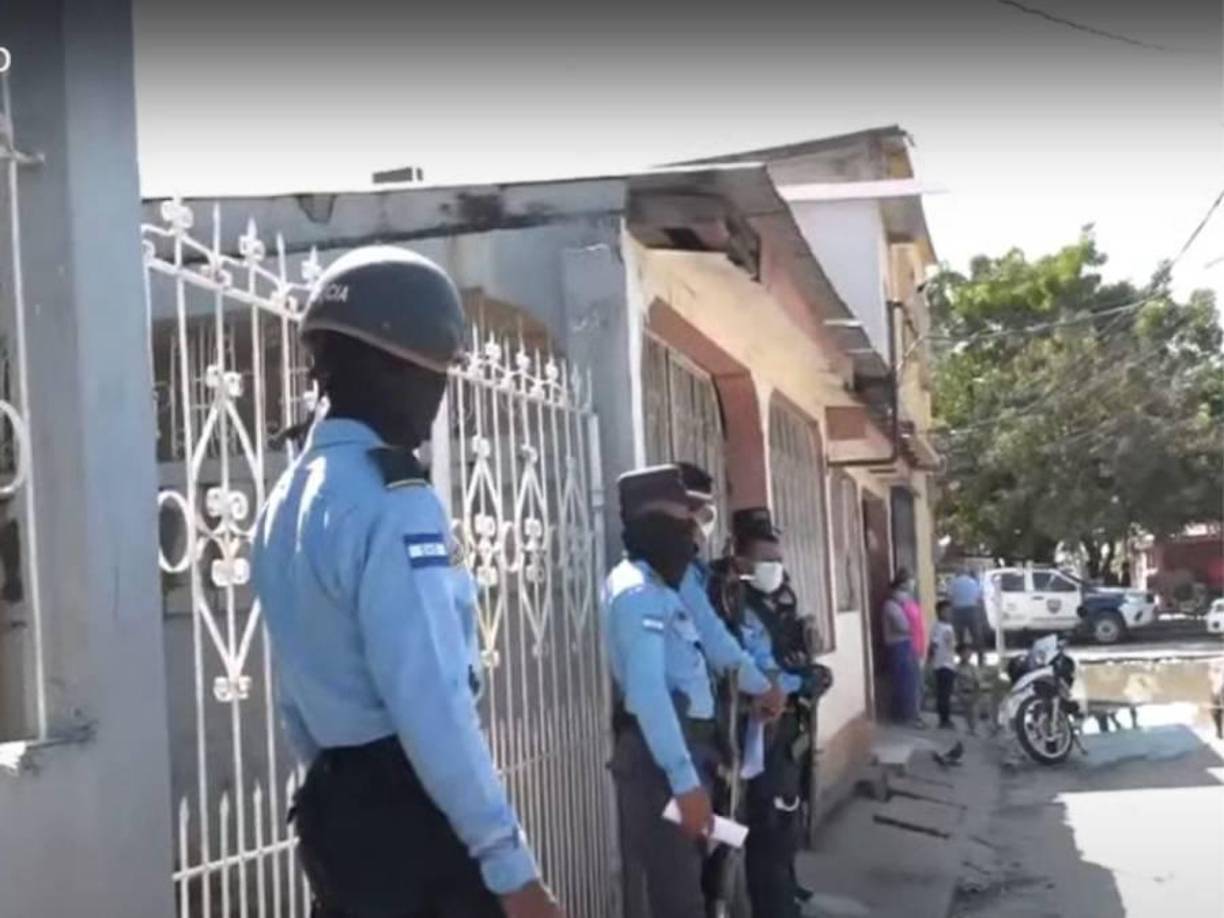 Por el avanzado estado de putrefacción del cuerpo, los paramédicos del 911 creen que la mujer habría muerto hace 15 0 20 días.