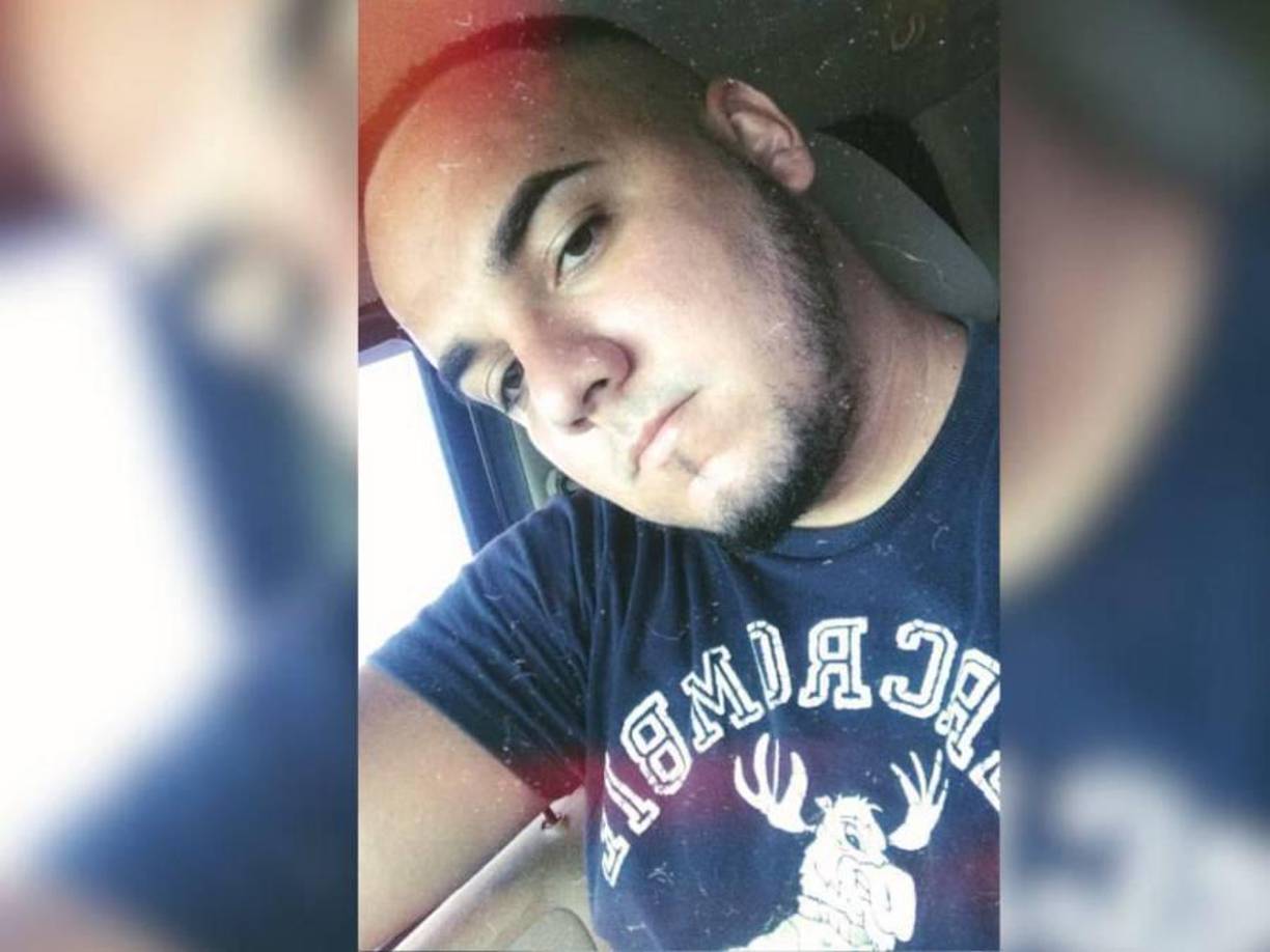 Personas que transitaban por la zona se alarmaron al verlo dentro del automotor, con las luces encendidas y sin moverse.