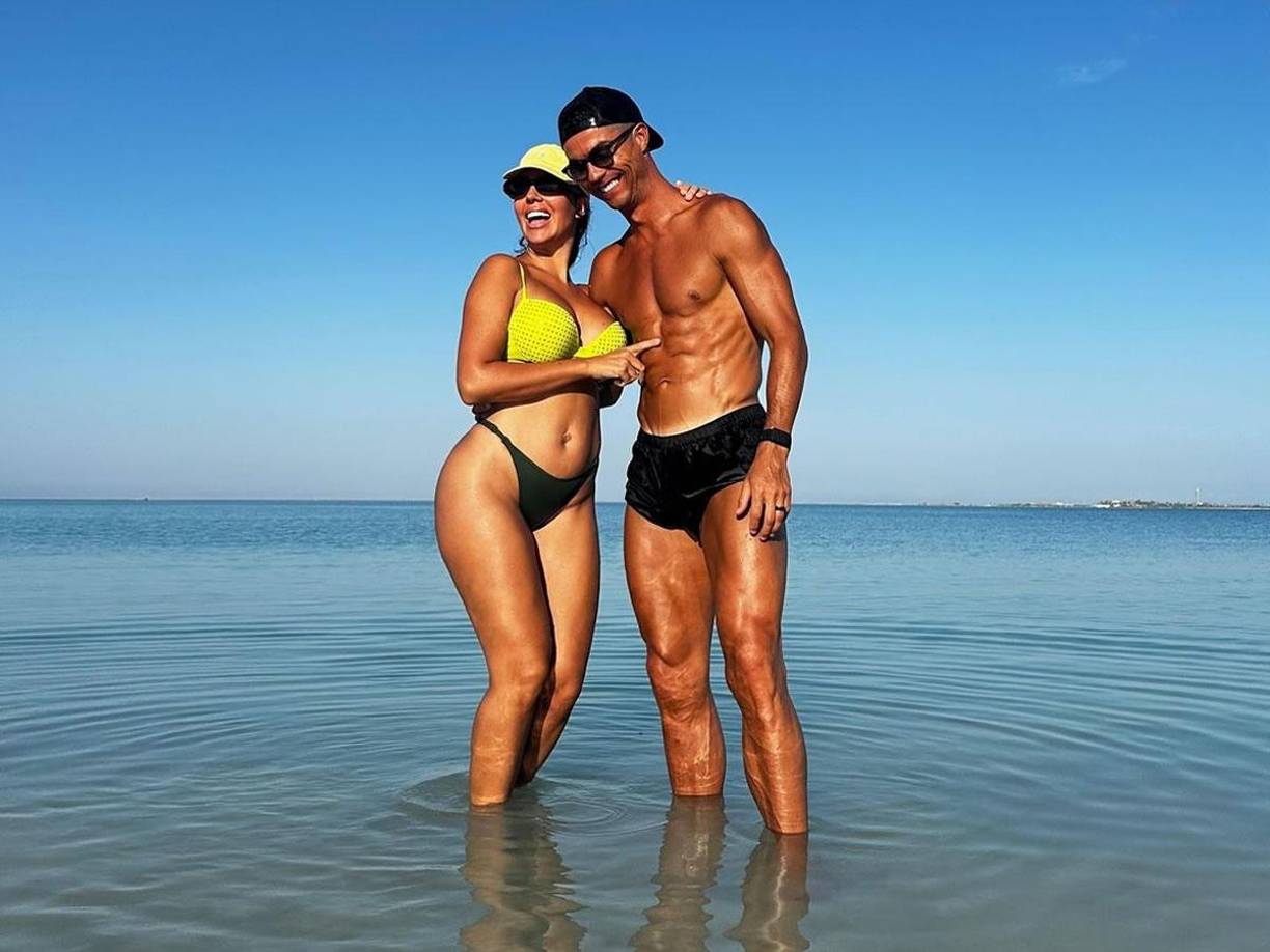 Georgina y Cristiano se conocieron en 2016, cuando el jugador fue a una tienda de Gucci en Madrid, lugar en la que la española trabajaba como dependienta. El resto es historia. 