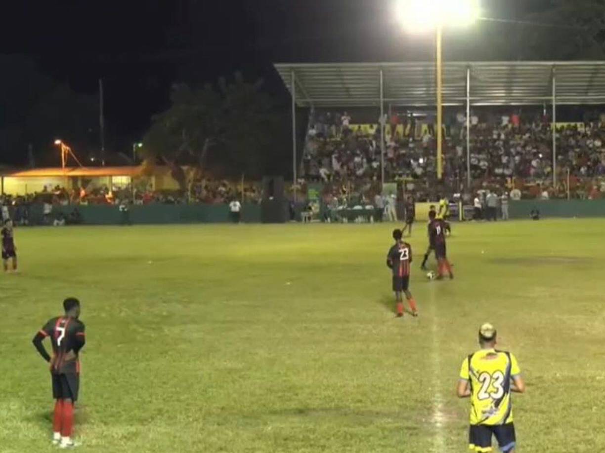 Lone y Vida se enfrentron en Cofradía y el partido estaba 2-2 cuando de repente se fue el fluido eléctrico en el estadio.