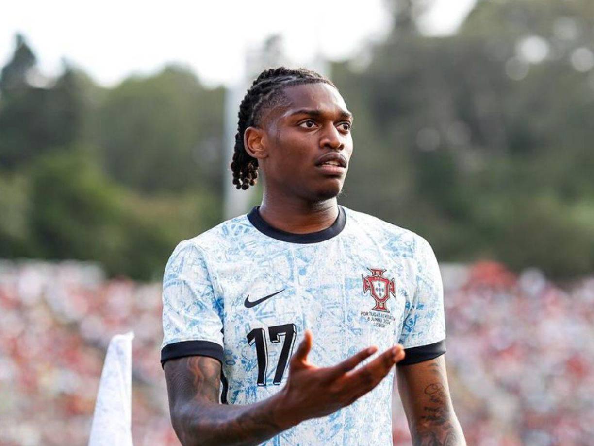 Bombazo. El Barcelona quiere a Rafael Leao. El equipo azulgrana sabe muy bien que no será una operación sencilla, pero buscarán las formas para llegar a la cantidad que exige el Milan por su traspaso. Los italianos piden al menos 90 millones de euros.