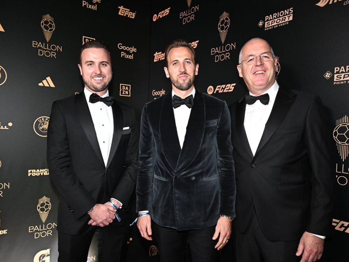 El delantero inglés Harry Kane junto a delegados del Bayern Múnich.