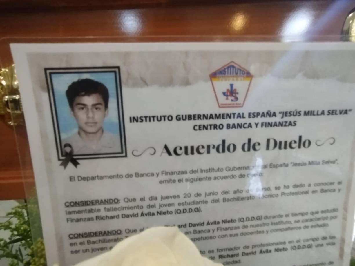 Richard David Ávila Nieto de 14 años de edad, perdió la vida de un disparo en la sien izquierda a eso de las 12:15 del medio día de ayer. 