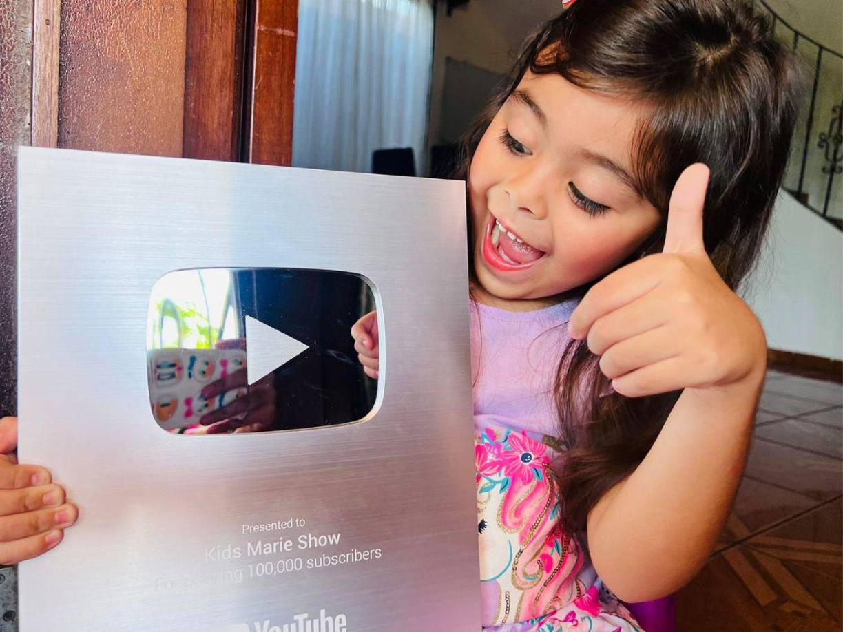 El miércoles 16 de agosto le llegó la placa de reconocimiento que YouTube le envió a Elizabeth Marie Reyes Paz por los primeros 100 mil suscriptores que consiguió en abril de este año. Sin embargo, en la actualidad ya cuenta con más de 351 mil seguidores por su cuenta @kidsmarieshow.