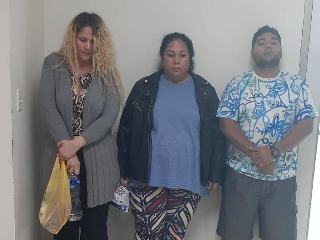 La Jueza de Letras Penal con Jurisdicción Nacional, resolvió imponerles la medida cautelar de la detención judicial a Ana Carolina Rodezno, Kevin Fernando Paredes Madrid y Lidia Magdalena Madrid Granillo a quienes se les considera responsables del delito de trata de personas en la modalidad de explotación sexual comercial en perjuicio de cuatro testigos protegidos.