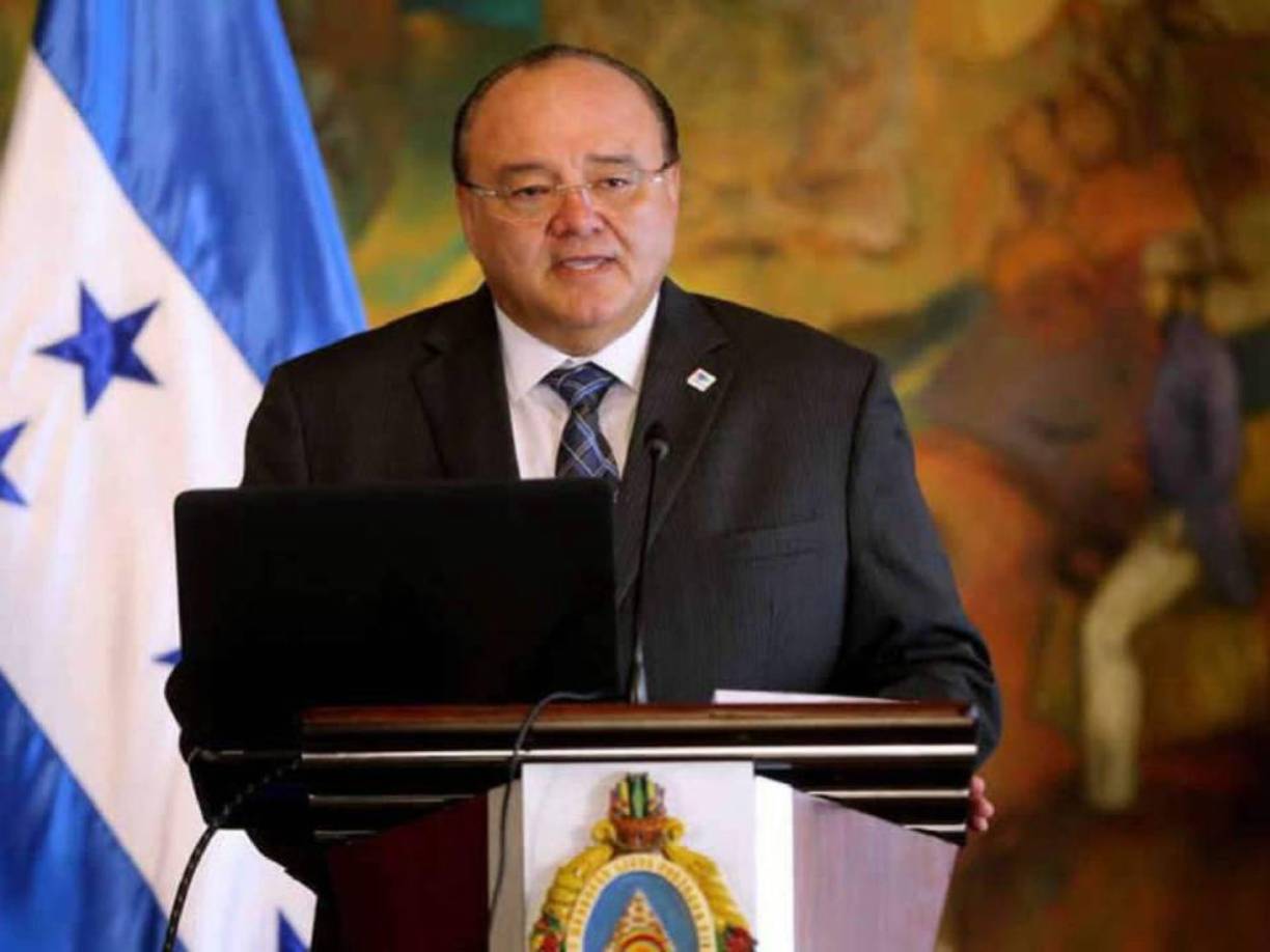 El Ministerio Público explicó que entre lo incautado también se encuentra un edificio de condominios Versalles, en Lomas del Guijarro en Tegucigalpa, el cual estaba a nombre de Claudia Yamila Noriega, pero que hace unos meses habría hecho el traspaso de dos apartamentos a familiares del exministro de Energía Roberto Antonio Ordóñez Wolfvich.