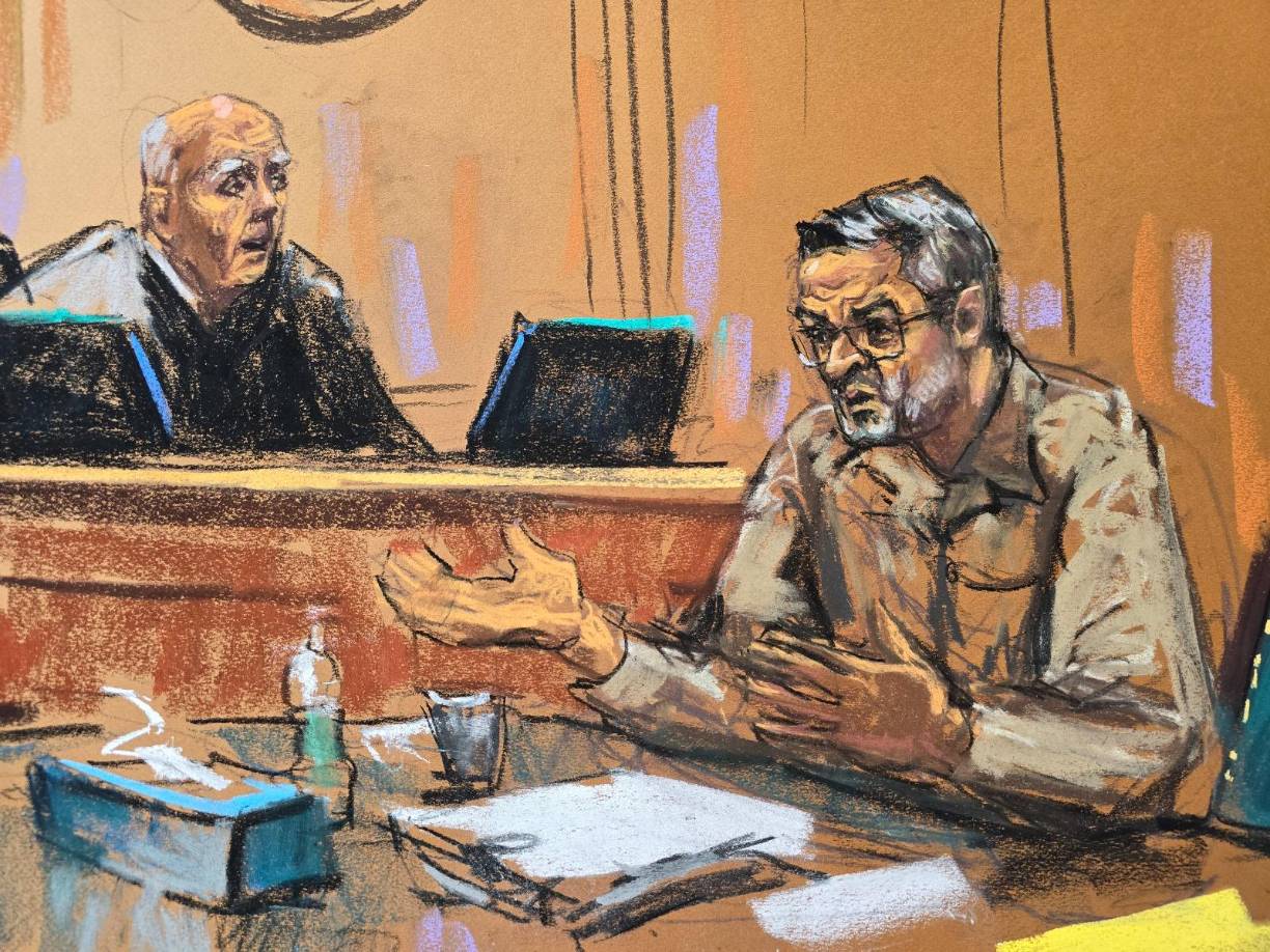 Fue un gesto que generó exclamaciones de sorpresa entre el público hondureño, que veía el juicio a través de una televisión en una de las salas del tribunal.