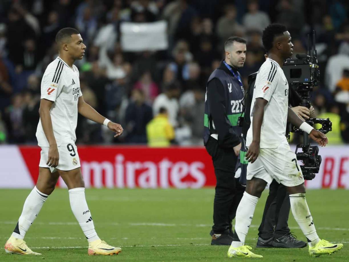 Los rostros tristes de Mbappé y Vinicius tras la dura derrota del Real Madrid contra el Barcelona.