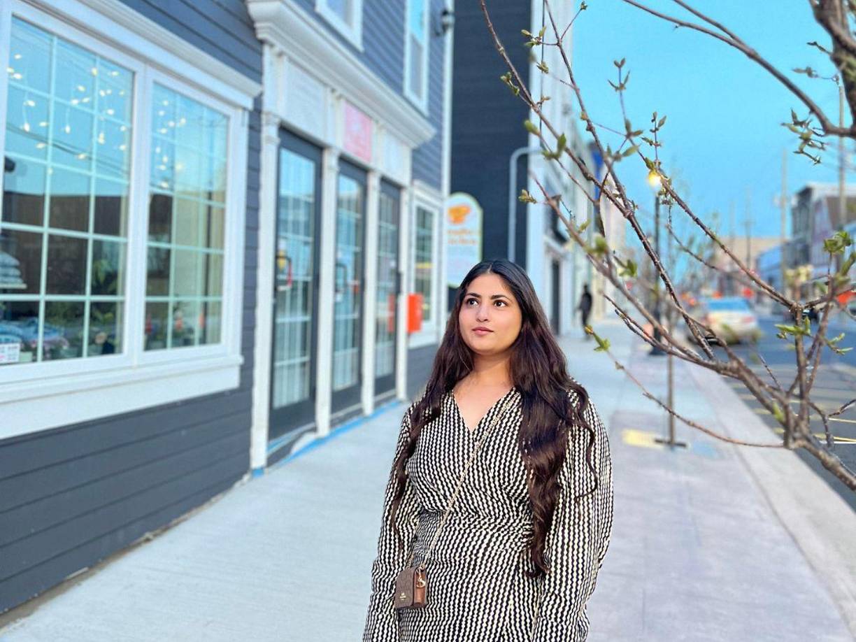 El hallazgo tuvo lugar el sábado por la noche, cuando la madre de Kaur, quien también labora en la tienda, notó su ausencia prolongada y comenzó a buscarla en el establecimiento.