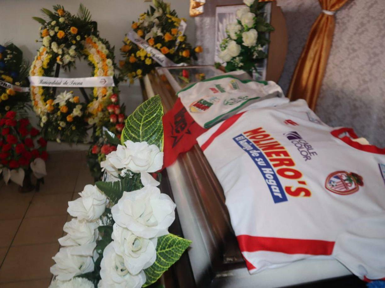 Sobre el ataúd colocaron una camiseta de la Real Sociedad y Platense. Además, una bandera del partido Libertad y Refundación (Libre).
