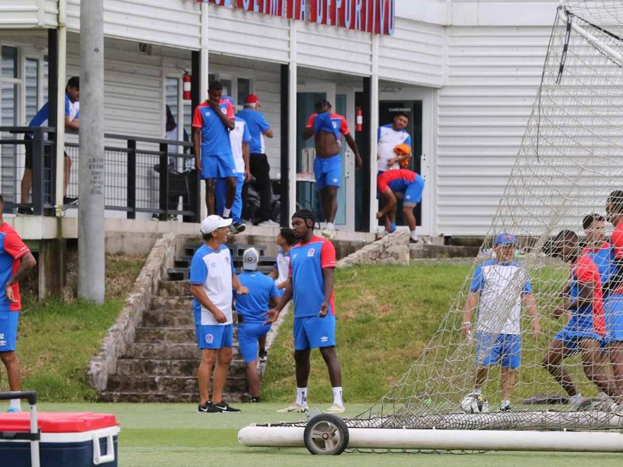 Pedro Troglio y Alberth Elis conversaron por un par de minutos antes de que comenzará a realizar los entrenamientos. 