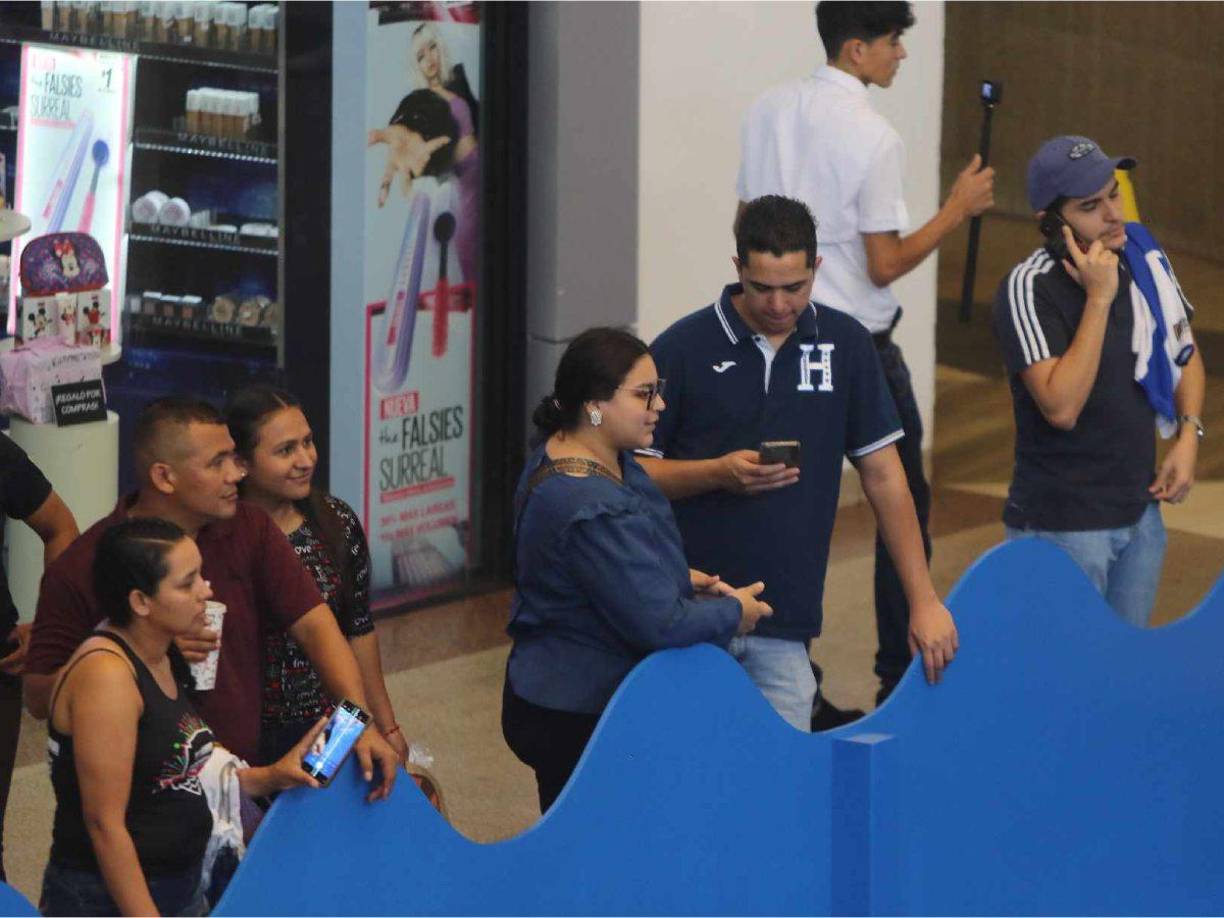 Aficionados hicieron una larga fila para poder compartir con los seleccionados de Honduras.