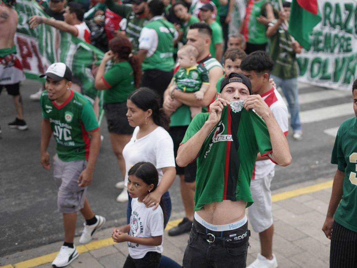 Aficionado besó el escudo del Marathón demostrando su amor al equipo verde. 