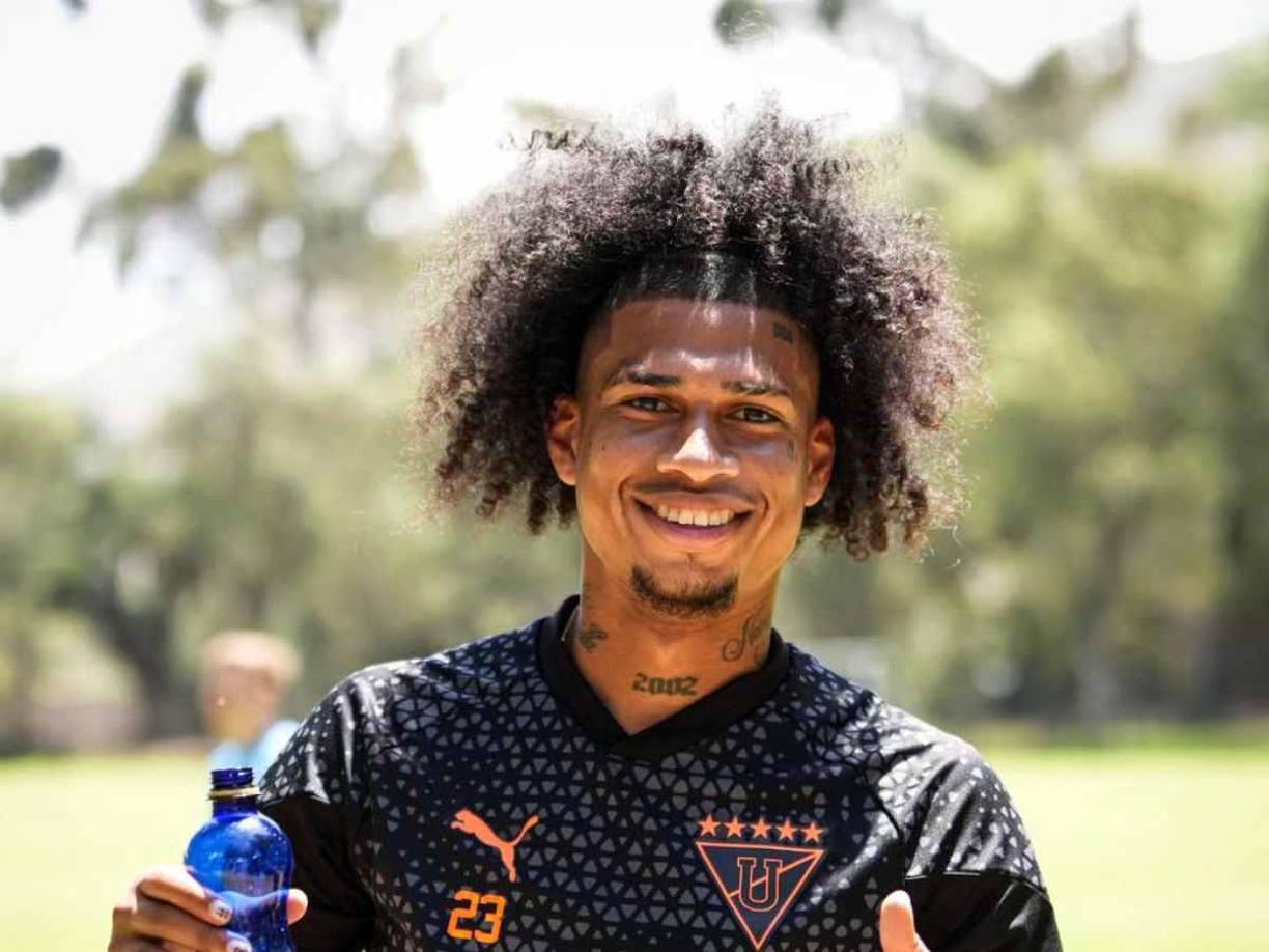 Angulo, de 22 años, había sufrido un grave accidente en el vehículo donde viajaba con los otros futbolistas, su hermana y una persona más. El vehículo Ford Explorer, conducido por la hermana de Angulo chocó contra una viga, lo que provocó la muerte de dos ocupantes y múltiples lesiones en los demás acompañantes.