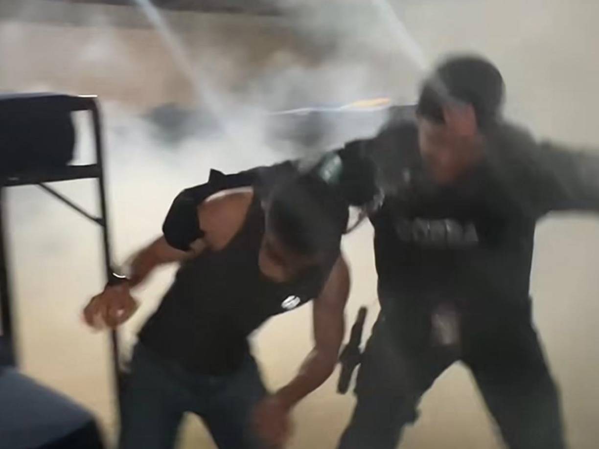 El primer día de inducción recibió un gas lacrimógeno.