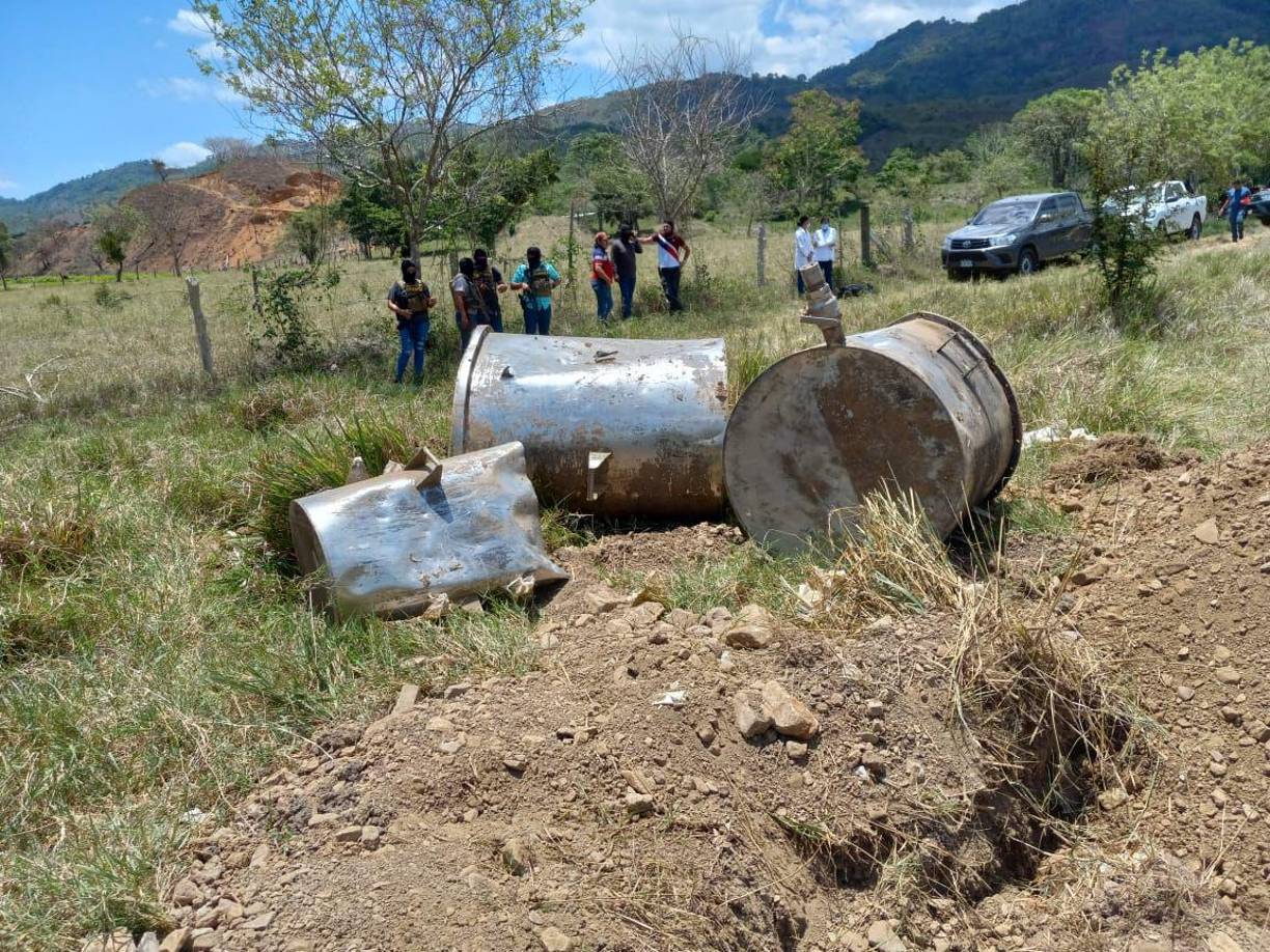 También, se hallaron barriles metálicos que contenía una sustancia granulada blanca. 