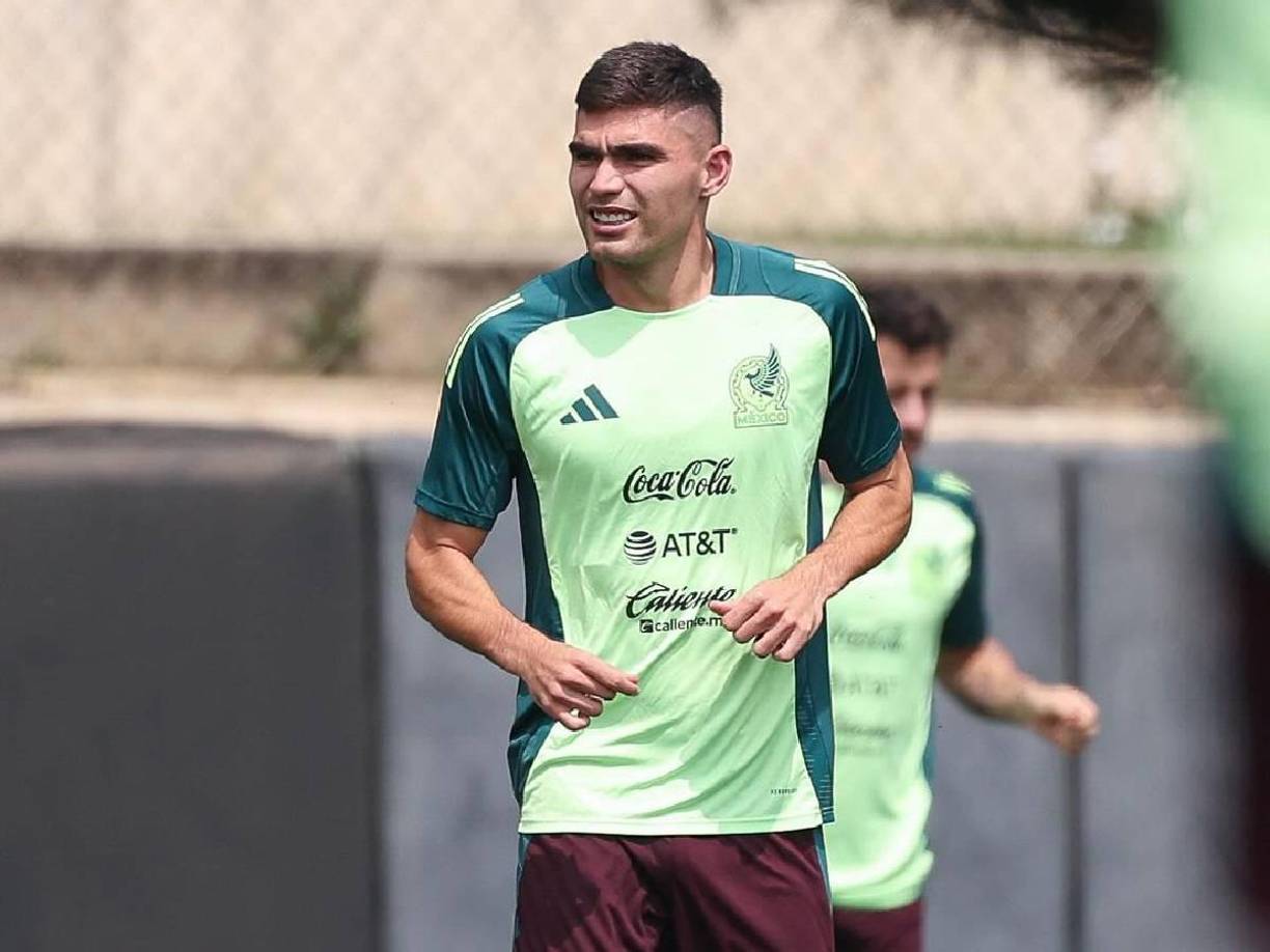 Defensas: Johan Vásquez del Genoa C. F. C. de la Serie A de Italia perfila como el otro central ante la Bicolor.