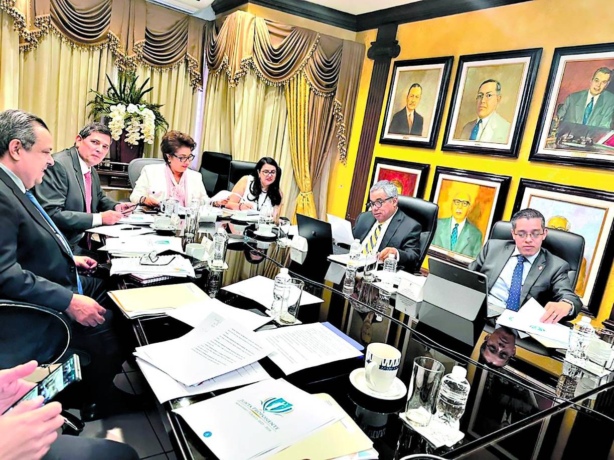 A su vez, anunció que en cuestión de minutos se trasladarían hacia el Congreso Nacional para hacer la entrega oficial a la junta directiva.