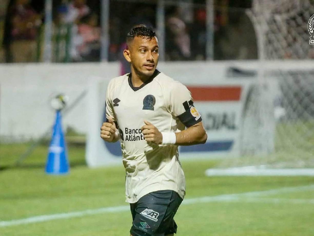 Volantes: Edwin Rodríguez es sin duda el futbolista que mejor momento vive en el Olimpia. Su nivel es elevado y apunta a ser una de las figuras en la gran final.
