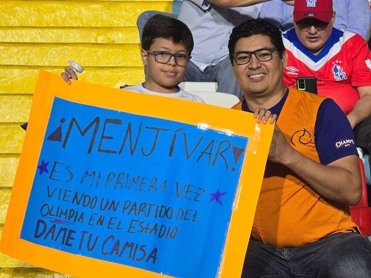 Este pequeño aficionado del Olimpia le hizo una petición a Edrick Menjívar al ser su primera vez que asiste al estadio. 
