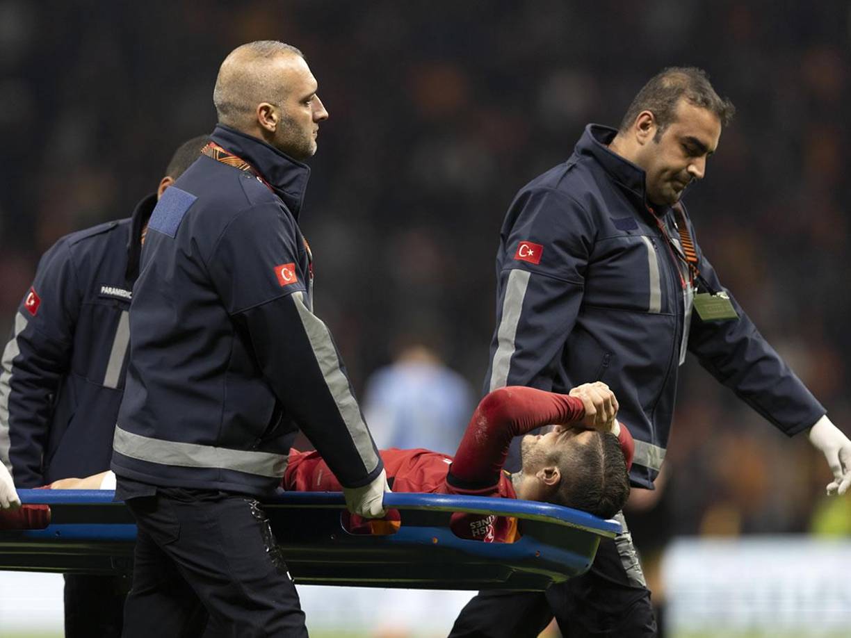 Mauro Icardi se retiró del campo en camilla en el minuto 76 del partido y con gestos de mucha tristeza por la grave lesión.