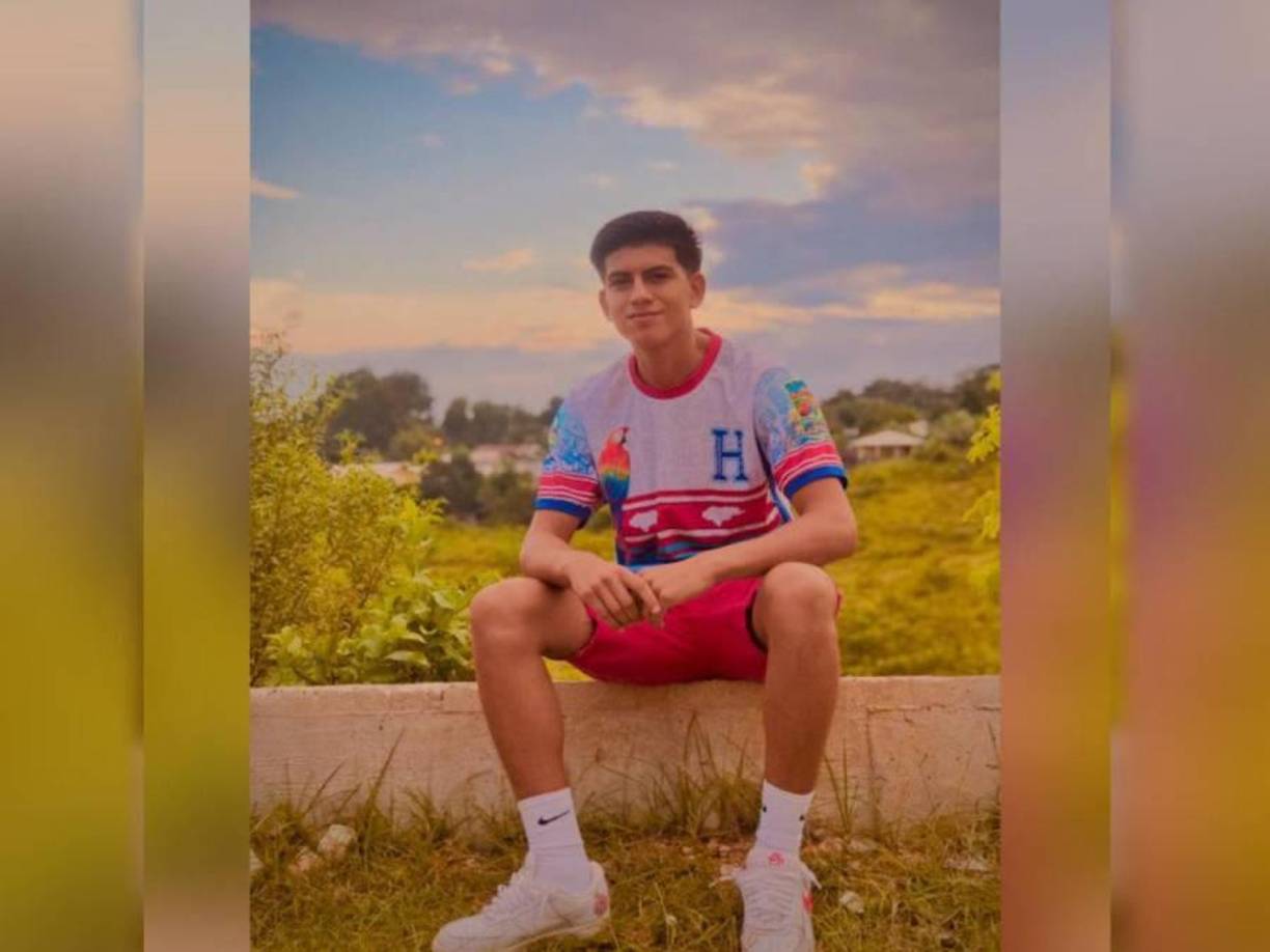 Presuntamente, el conductor del vehículo cargado de migrantes viajaba a exceso de velocidad y uno de sus neumáticos explotó, lo que le hizo perder el control e ir a impactar contra un árbol.