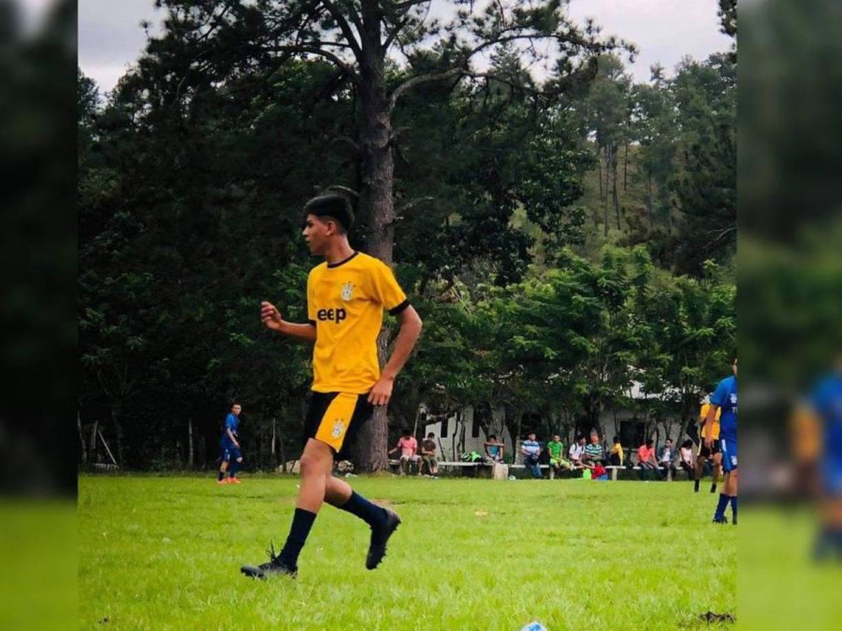El fútbol era otra de sus grandes pasiones y lo practicaba desde muy pequeño con sus compañeros y vecinos.