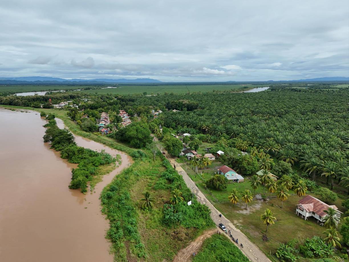 Mientras tanto, los equipos de emergencia trabajan arduamente para mitigar los efectos de este fenómeno, que ha impactado principalmente la zona norte del país.