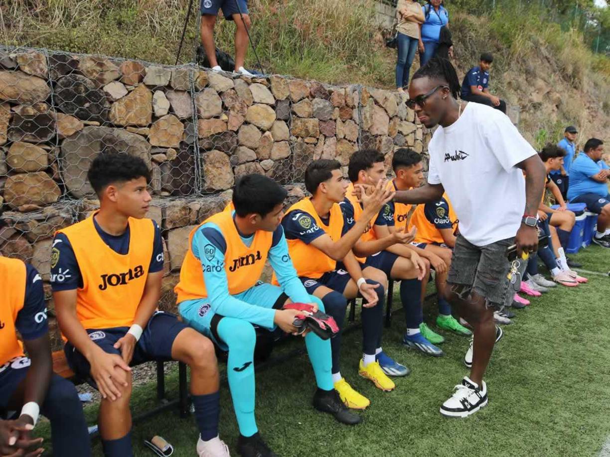 Otro que no se perdió la final de reservas fue Román Rubilio Castillo, goleador del primer equipo de Motagua. Saludo uno por uno a los jóvenes jugadores motagüenses.